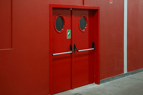 Дверь противопожарная с окном красного цвета 1450х2050